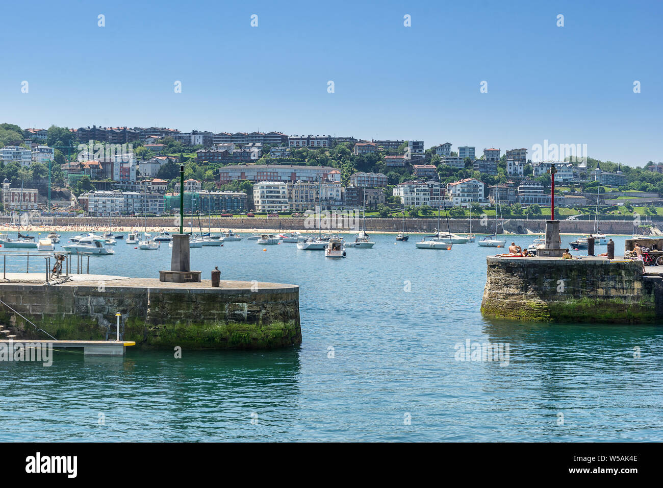 La parete del porto guardando attraverso la baia della Concha a San Sebastian in Spagna Foto Stock