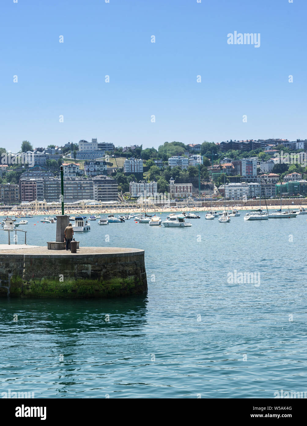 La parete del porto guardando attraverso la baia della Concha a San Sebastian in Spagna Foto Stock