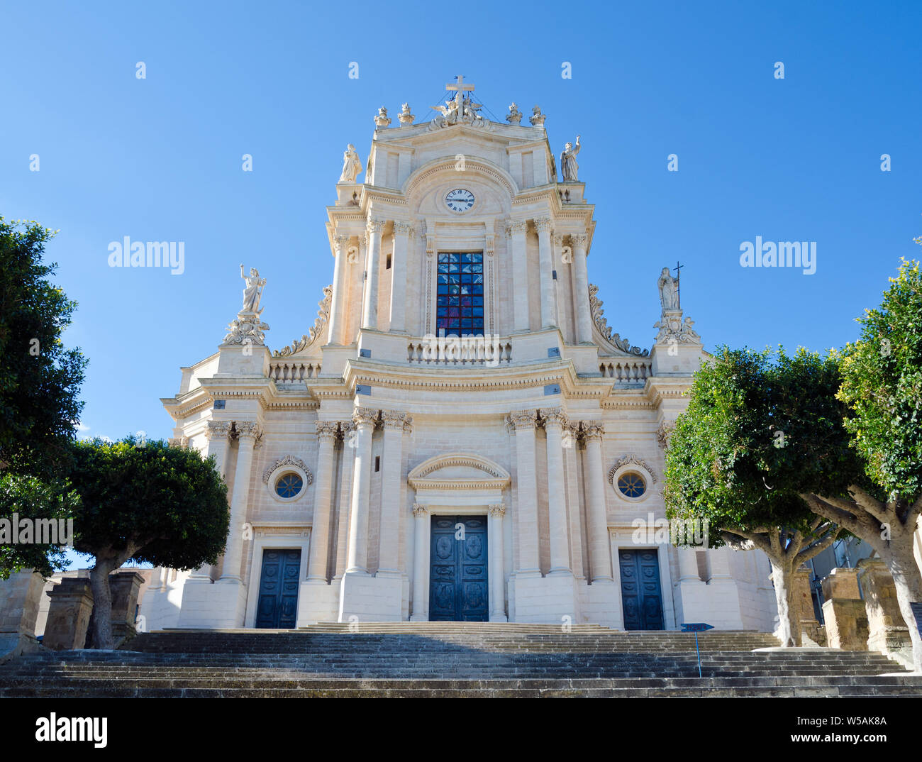 MODICA, Sicilia, Italia. Il 1 gennaio 2019. L'elegante facciata di San Giovanni Evangelista la chiesa di Modica. I turisti sono disegnati da Modica la fama di Foto Stock