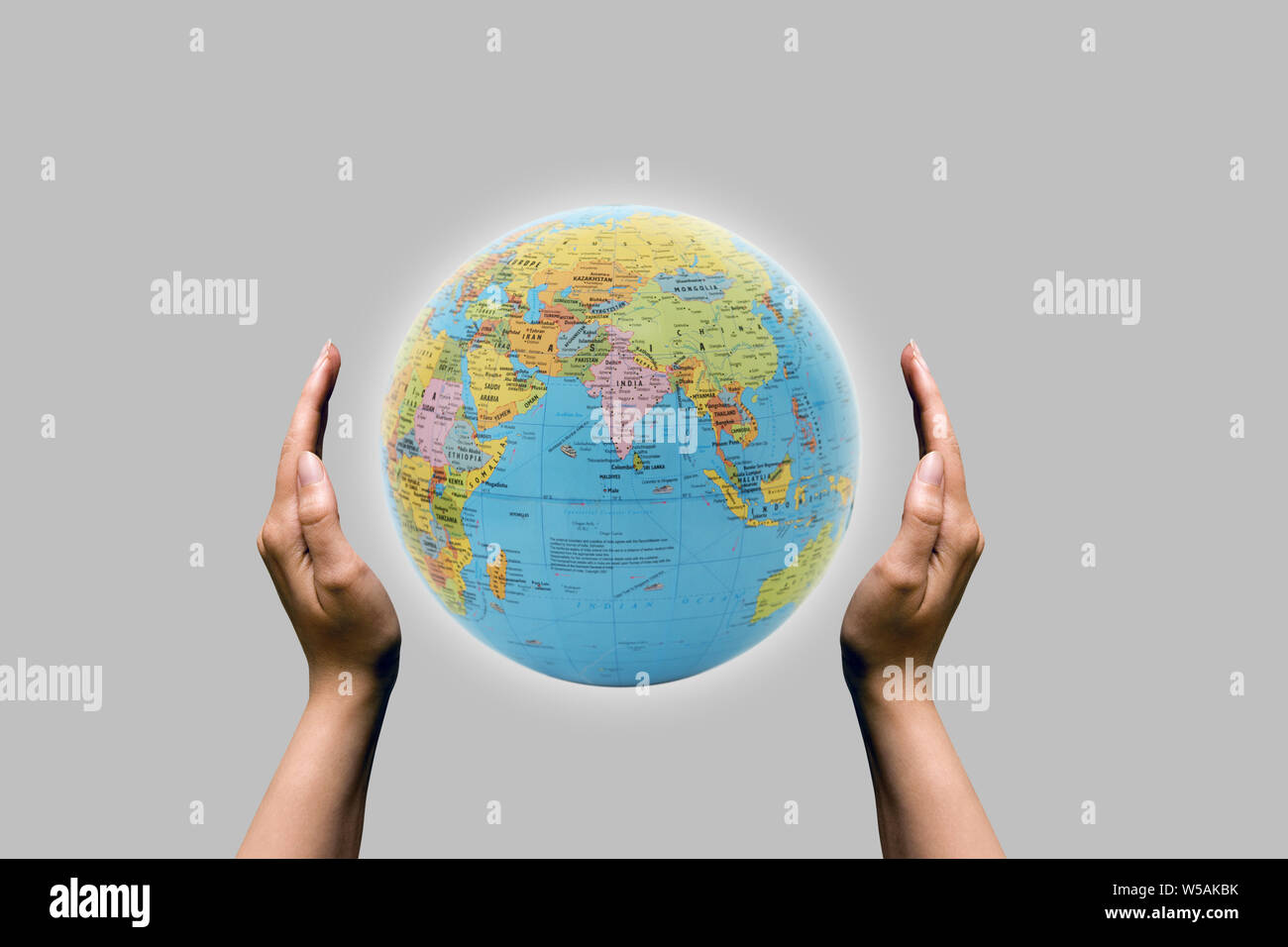 Primo piano di una persona che tiene la mano del globo Foto Stock