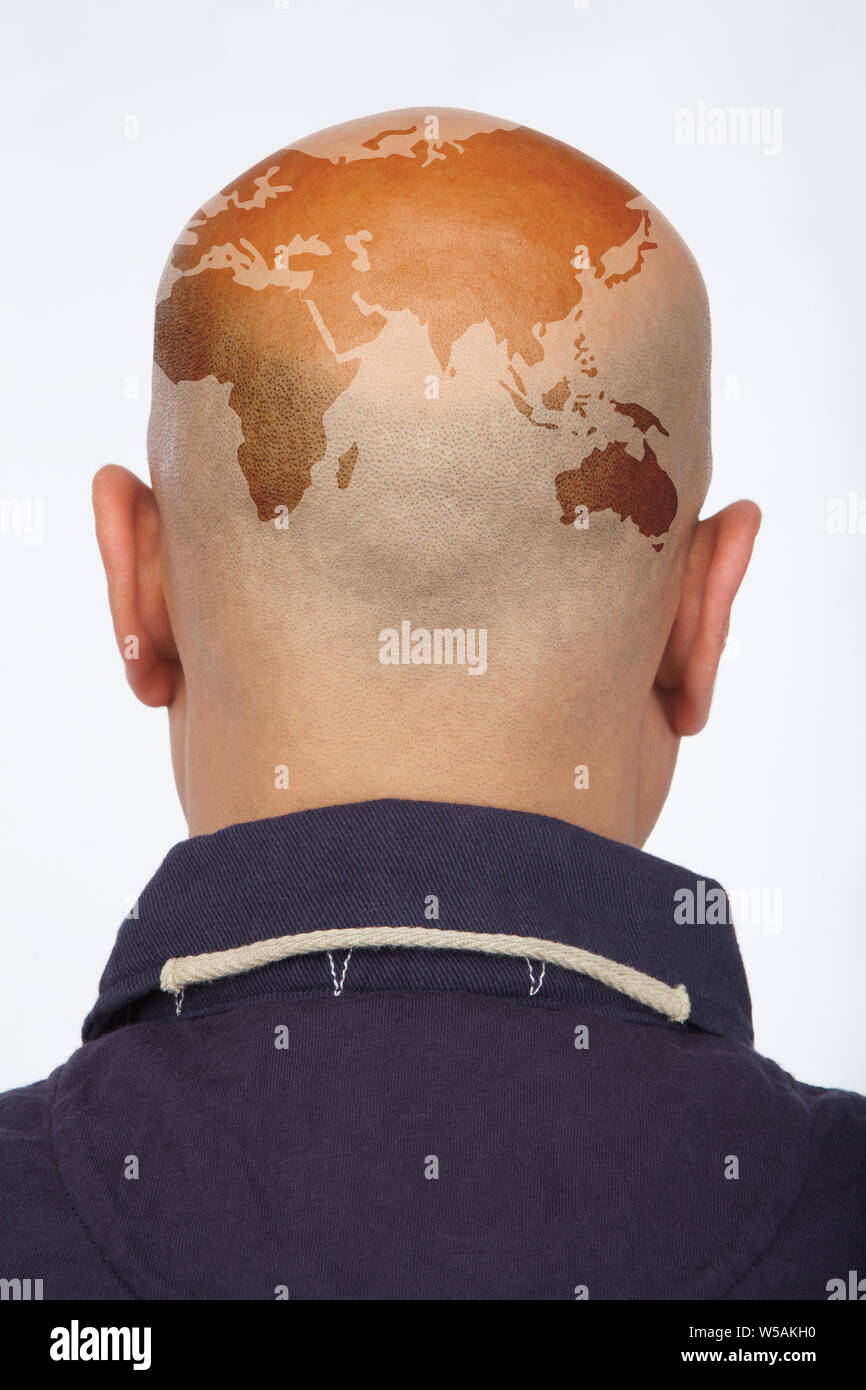 Vista posteriore di un uomo con la mappa del mondo stampata sulla sua testa Foto Stock