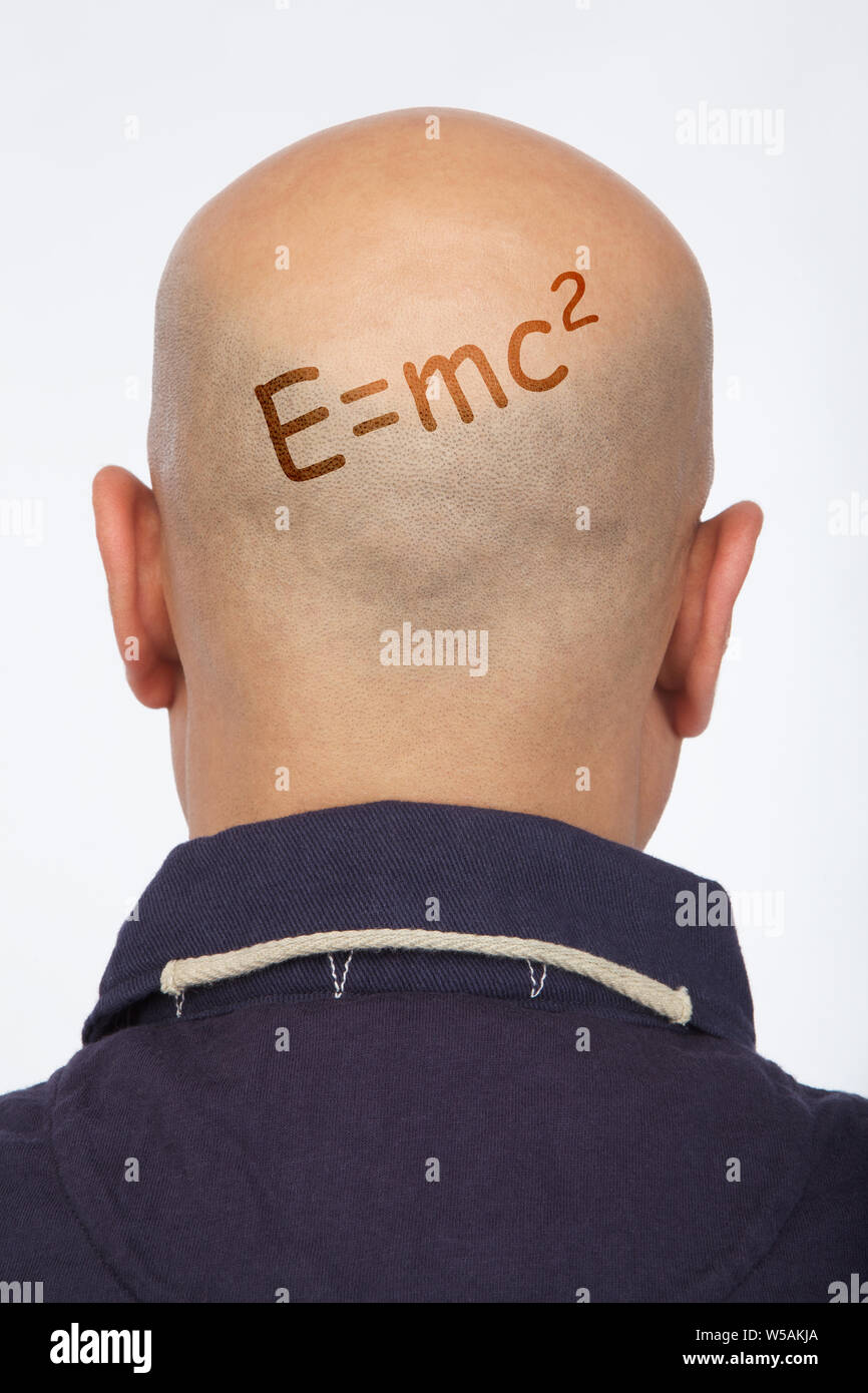 Vista posteriore di un uomo con teoria scritta sulla sua testa Foto Stock