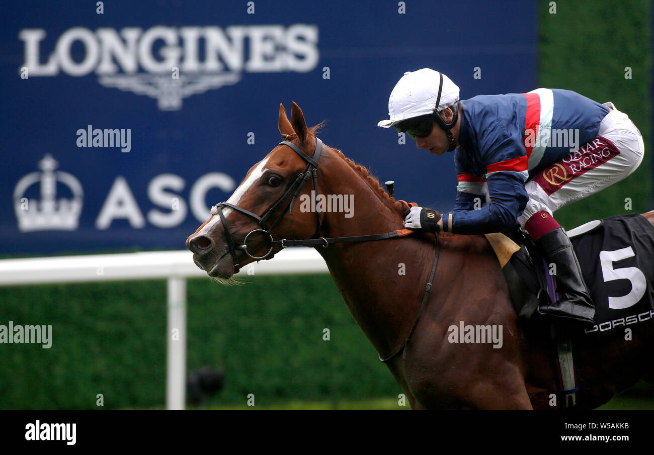 Flashcard cavalcato da Oisin Murphy vincere la Porsche picchetti di Handicap gara corsa durante QIPCO King George giorno a Ascot Racecourse. Foto Stock