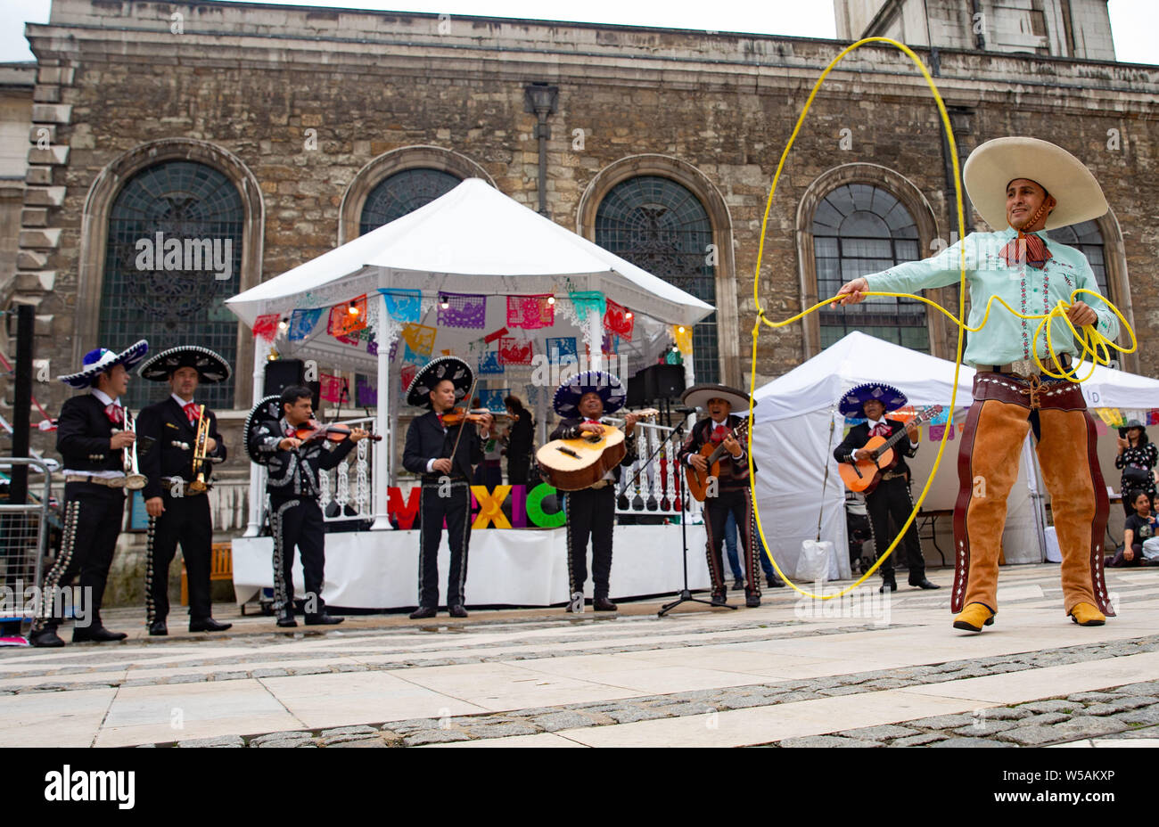Londra, Regno Unito. 27 Luglio, 2019. " El Mexicano' eseguire in Guildhall Yard, London, Regno Unito come parte della Fiesta de Mexico, celebrando il Messico la ricca e colorata cultura che corre da 26th-28th luglio. Credito: Tommy Londra/Alamy Live News Foto Stock