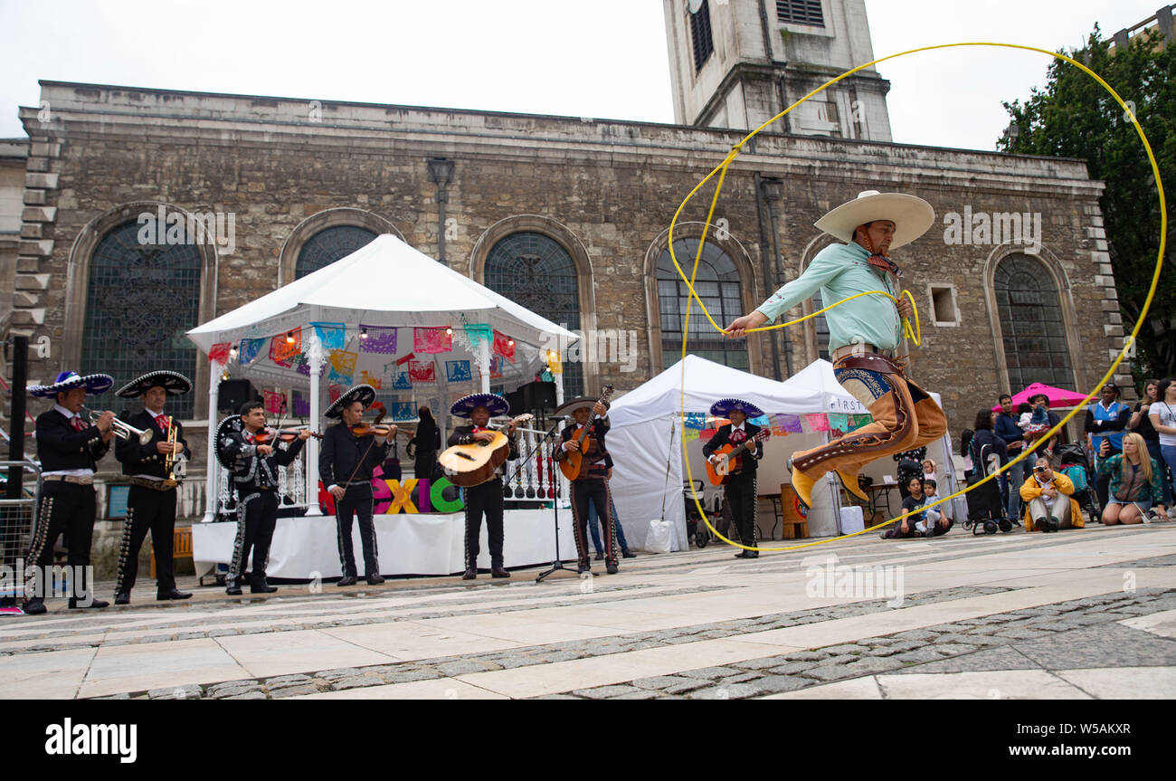 Londra, Regno Unito. 27 Luglio, 2019. " El Mexicano' eseguire in Guildhall Yard, London, Regno Unito come parte della Fiesta de Mexico, celebrando il Messico la ricca e colorata cultura che corre da 26th-28th luglio. Credito: Tommy Londra/Alamy Live News Foto Stock