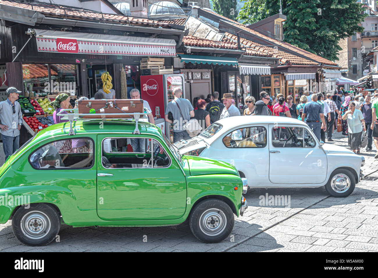 Celebrando 64. compleanno del 'Fico' ( Zastava 750) Auto con incontro internazionale quelle vetture su Bascarsija square. Foto Stock