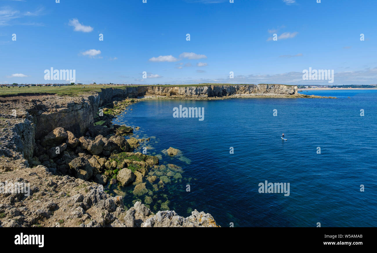 Mare e le scogliere a francese della baia tra South Shields e Marsden a Tyne and Wear. Foto Stock