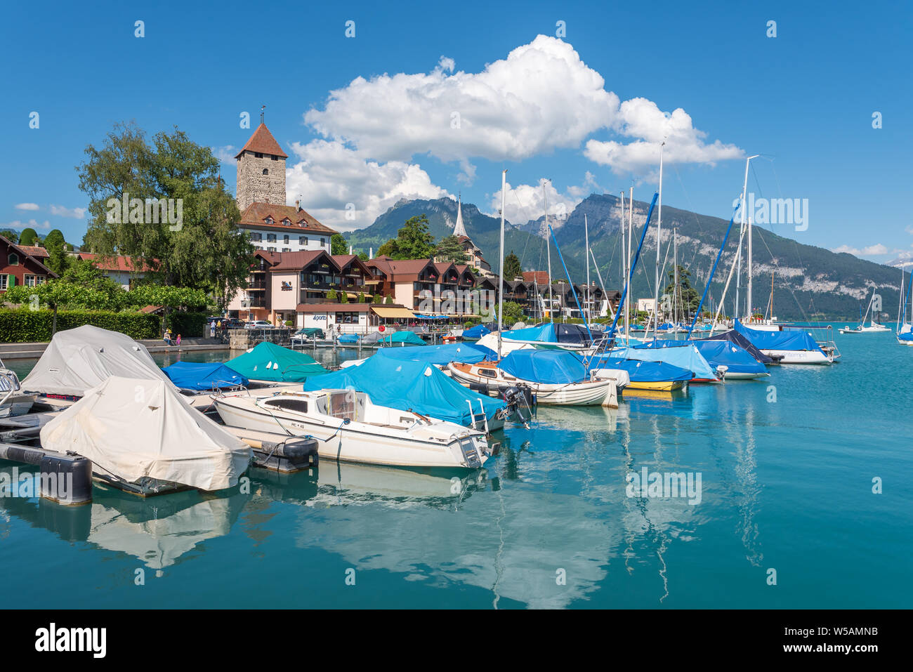 Porto con Castello di Spiez sul Lago di Thun, Spiez, Oberland bernese, Svizzera, Europa Foto Stock
