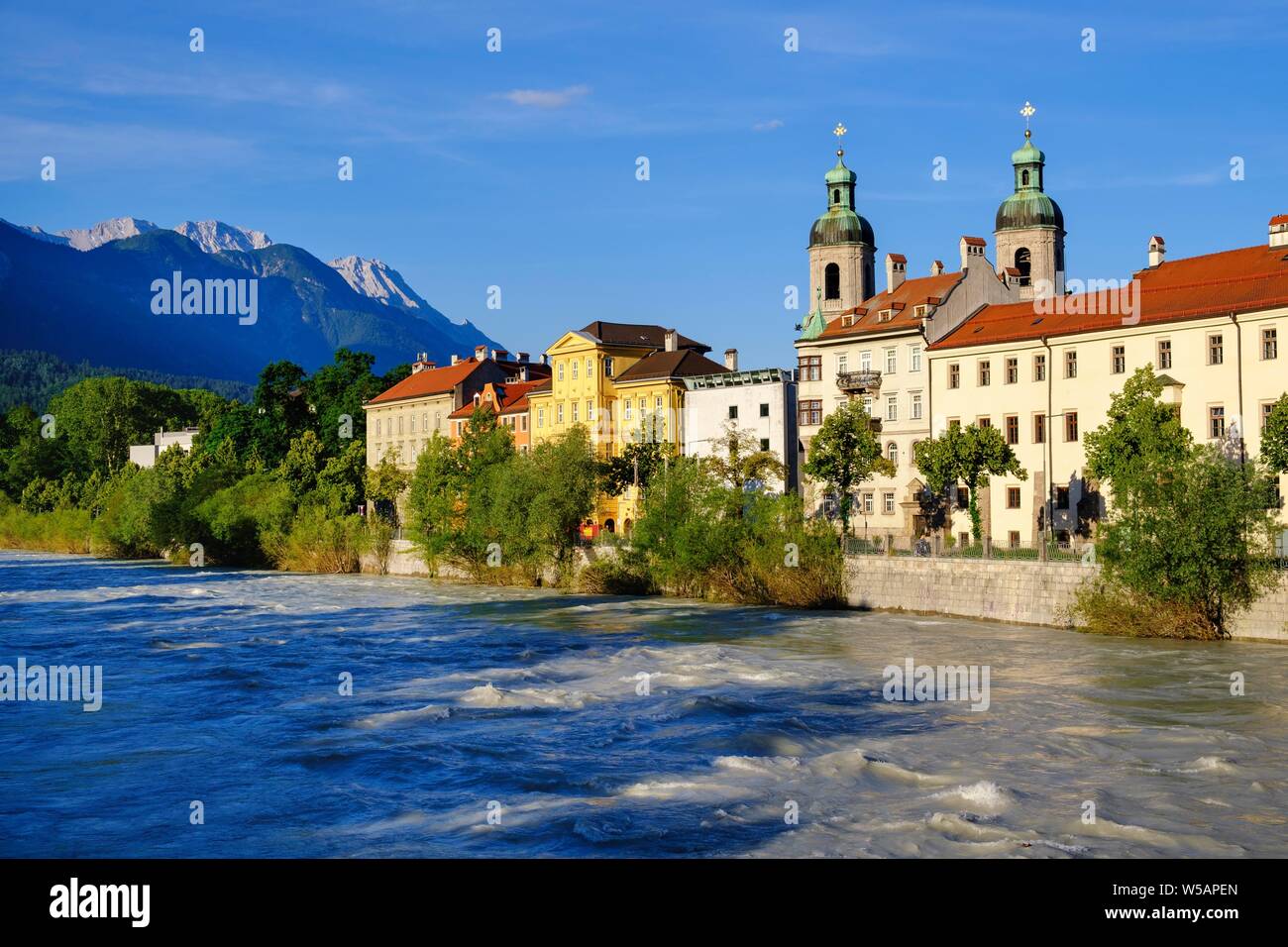 Inn e Cattedrale nella Città Vecchia, Innsbruck, in Tirolo, Austria Foto Stock