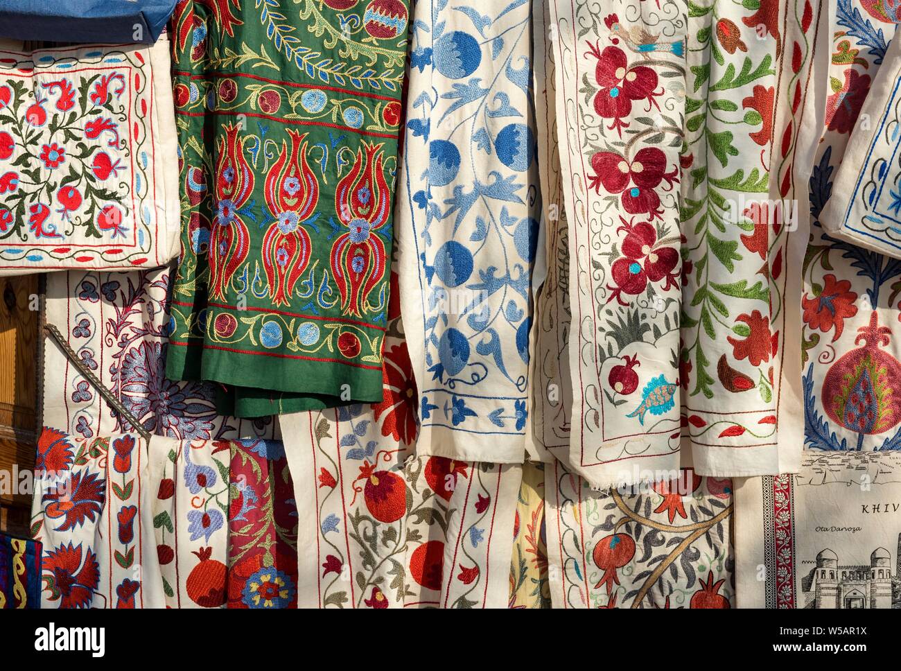 Colorati tessuti tessili, sciarpe e i panni in vendita in un mercato di Khiva, Uzbekistan Foto Stock