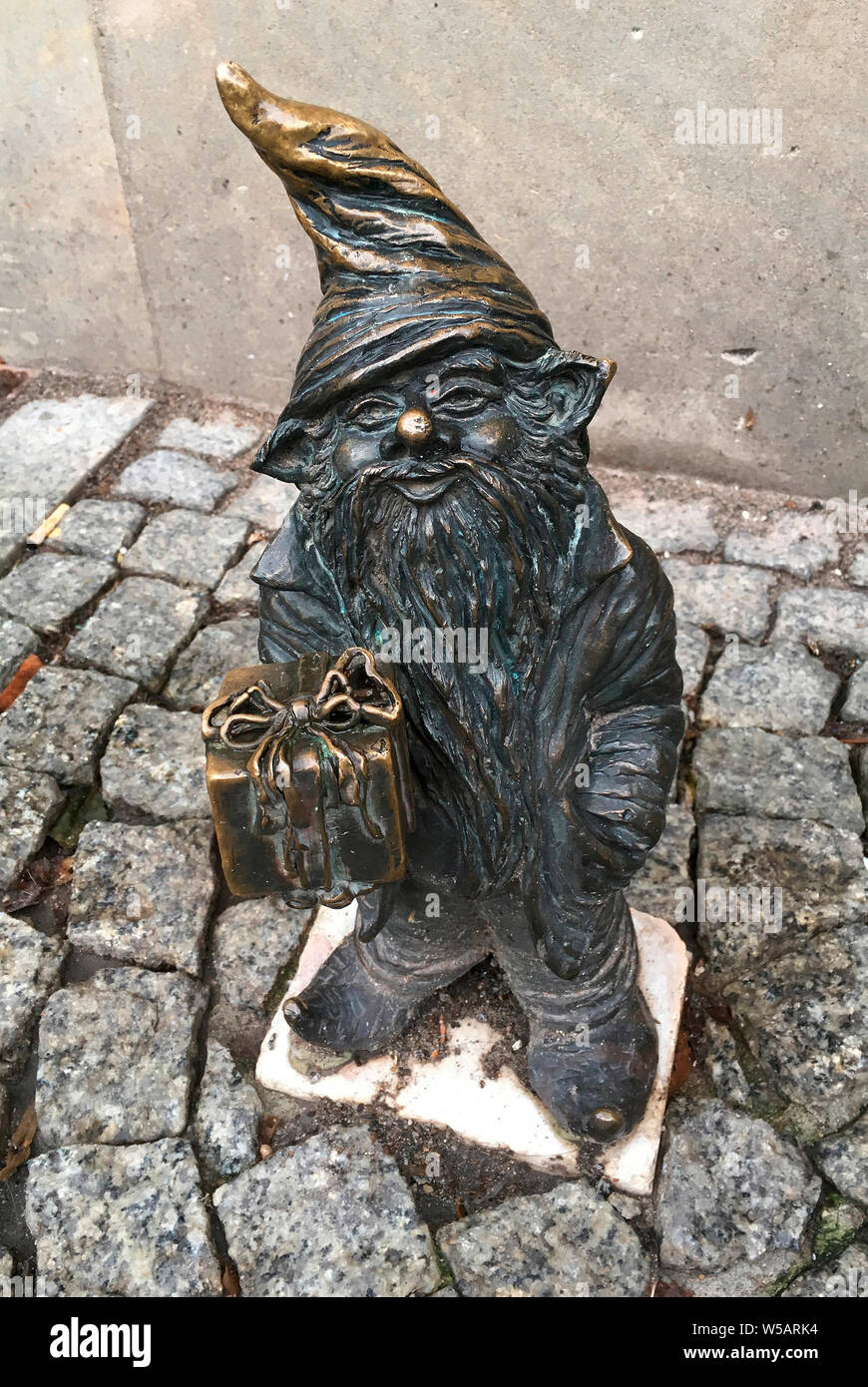 Piccola statua in bronzo di Wroclaw nani nelle strade della città polacca di Wroclaw - Polonia. Foto Stock