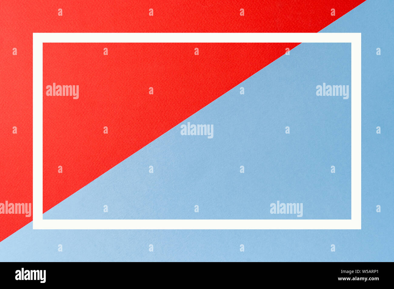 Cornice quadrata, layout creativi. Concetto di minimalismo. Lay piatto colori rosso e blu carta astratta sfondo con forma geometrica. Foto Stock