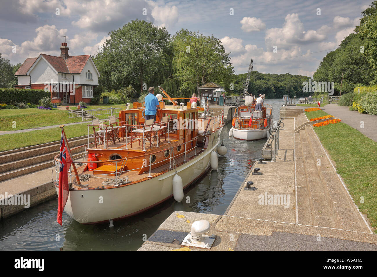 Bray Lock sul Fiume Tamigi con barche passando attraverso Foto Stock