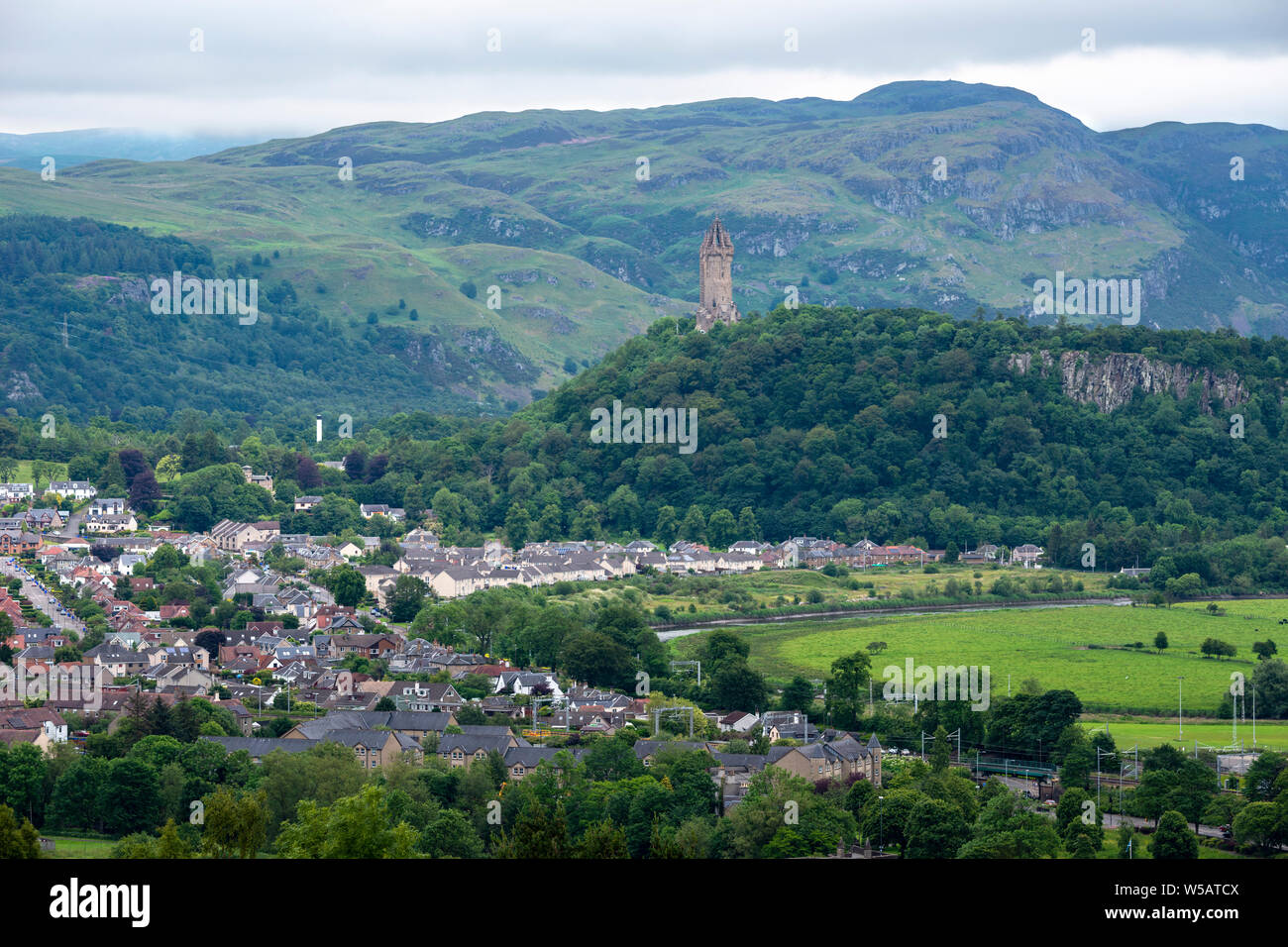 Vista in lontananza la National Wallace Monument su Abbey Craig e le Ochil Hills oltre visto dal merli del Castello di Stirling, Scozia, Regno Unito Foto Stock