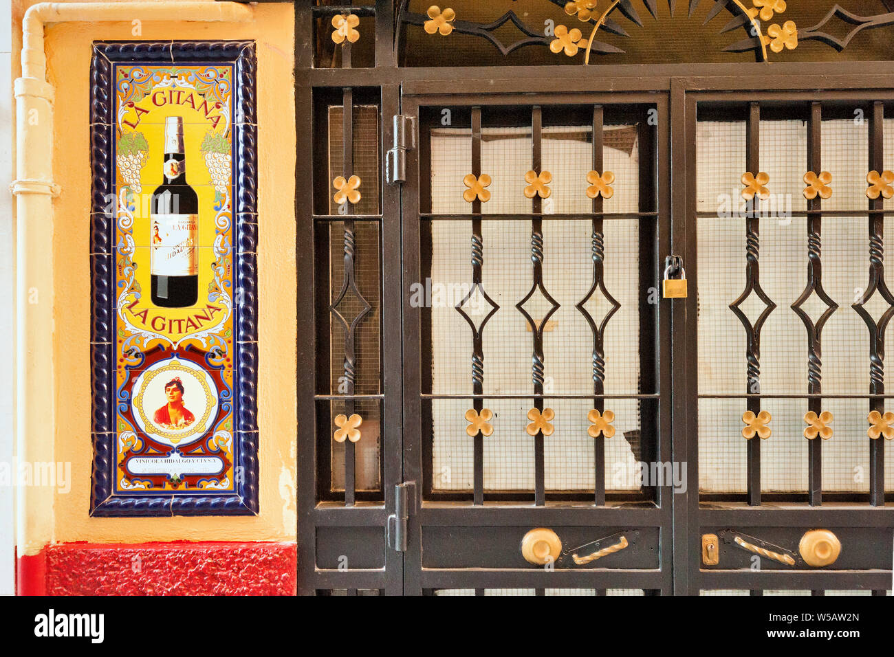 I pannelli di piastrelle per i contrassegni su una facciata della vecchia città di Malaga Foto Stock