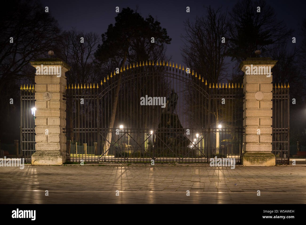 Nightshot del varco di ingresso a Vale Giuseppe Garibaldi, in un parco Venice-Castello. Foto Stock