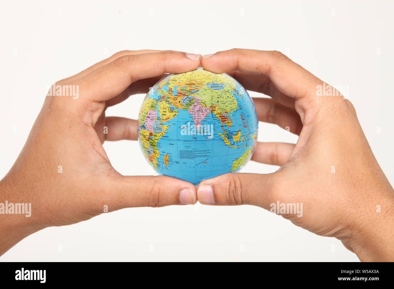 Primo piano di una persona che tiene la mano del globo Foto Stock