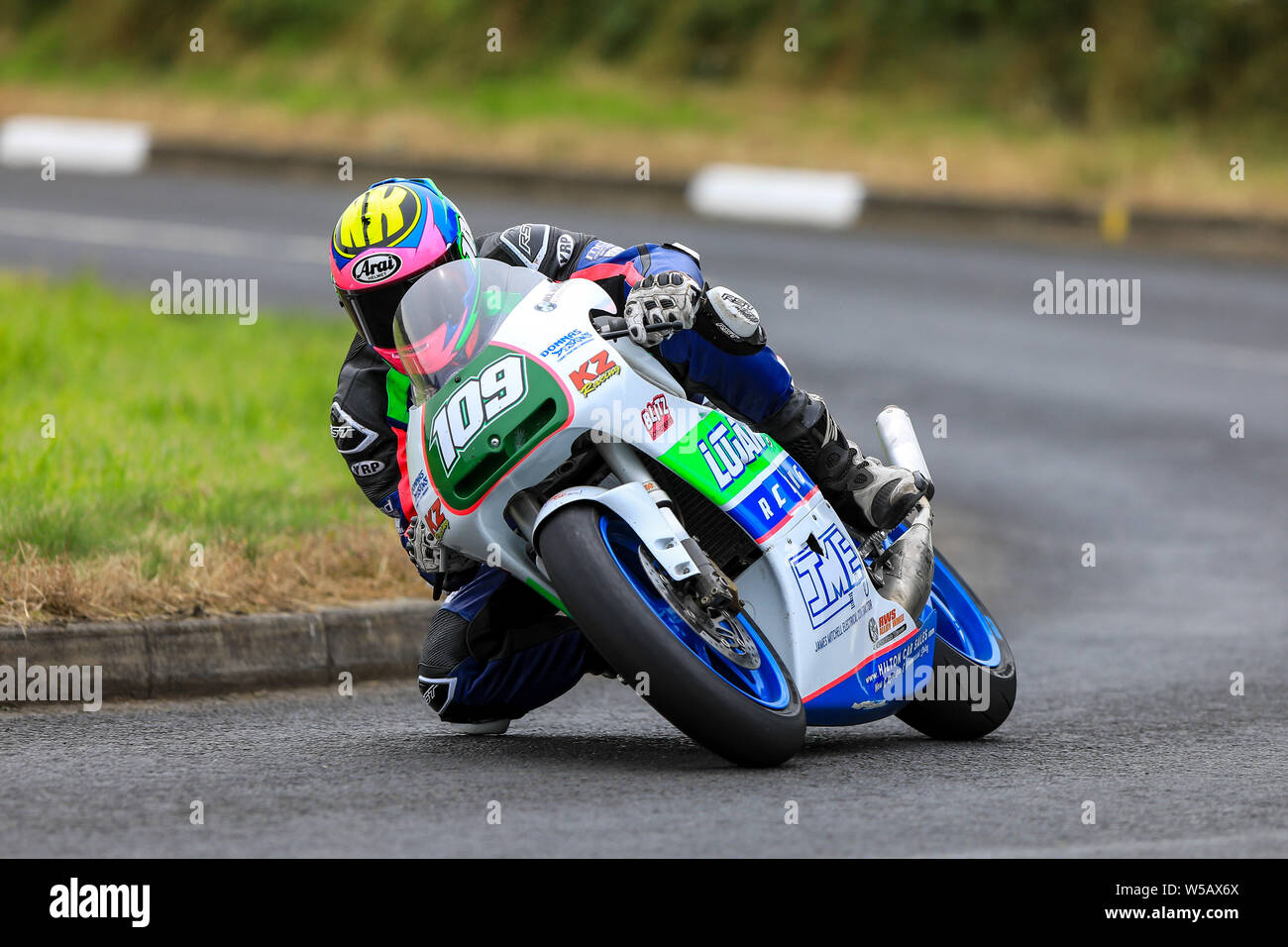 Armoy, Irlanda del Nord. 27 Luglio, 2019. Armoy gare su strada la Gara delle leggende; Neil Kernohan prende la vittoria in 250R gara Credito: Azione Sport Plus/Alamy Live News Foto Stock