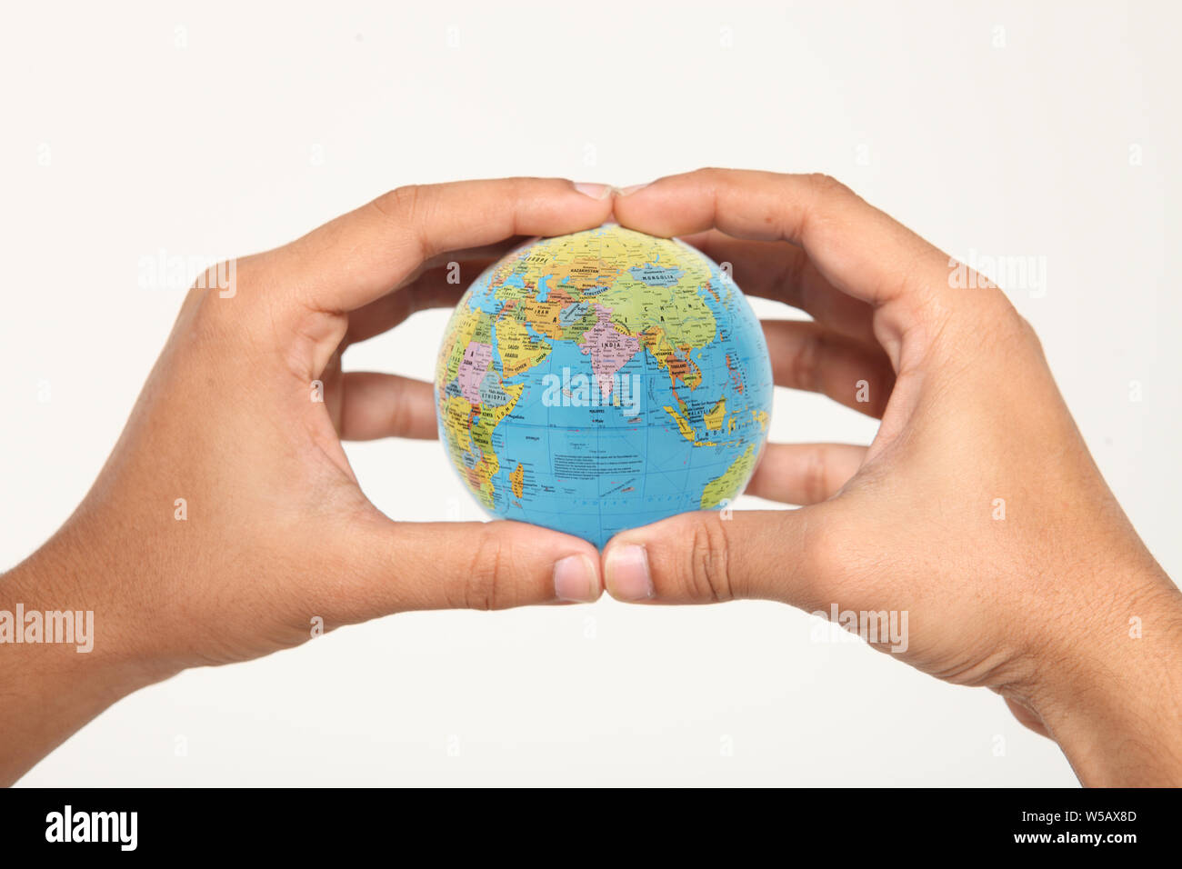Primo piano di una persona che tiene la mano del globo Foto Stock