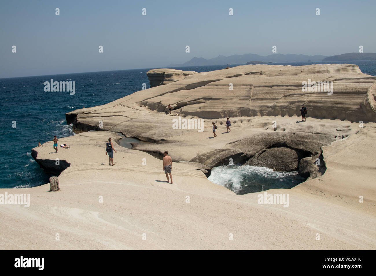La gente sulla spiaggia di Sarakiniko Foto Stock