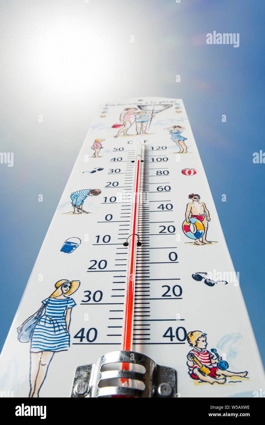 La vista a occhio di verme del termometro misura temperature estremamente calde di 40 gradi Celsius / 40 °C / 40 °C / 100 °F durante l'onda di calore / l'onda di calore in estate Foto Stock