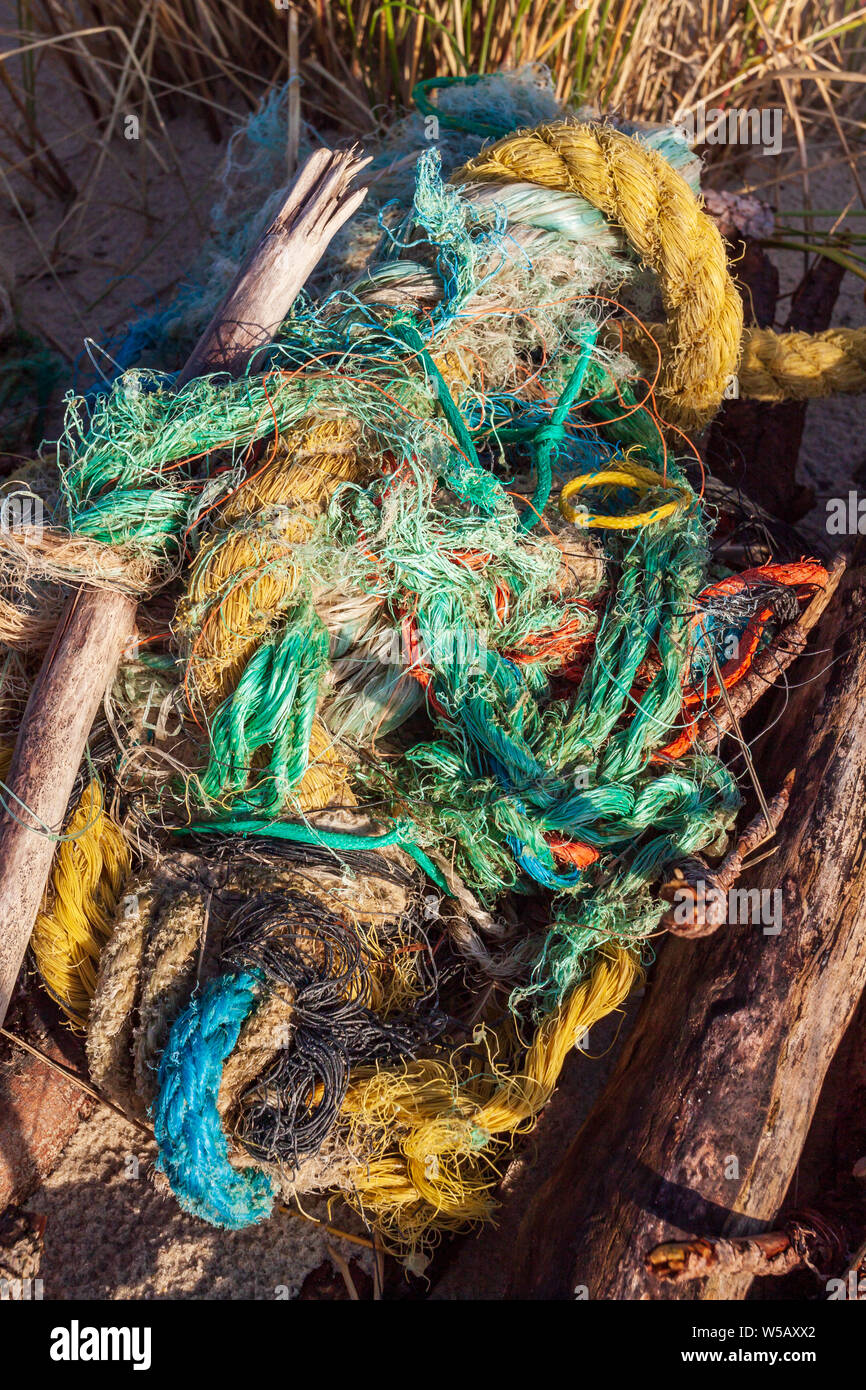 Wste di plastica come un problema mondiale - qui sotto forma di una sfera colorata di decine di vecchie funi e linee lavato a riva dal mare Foto Stock