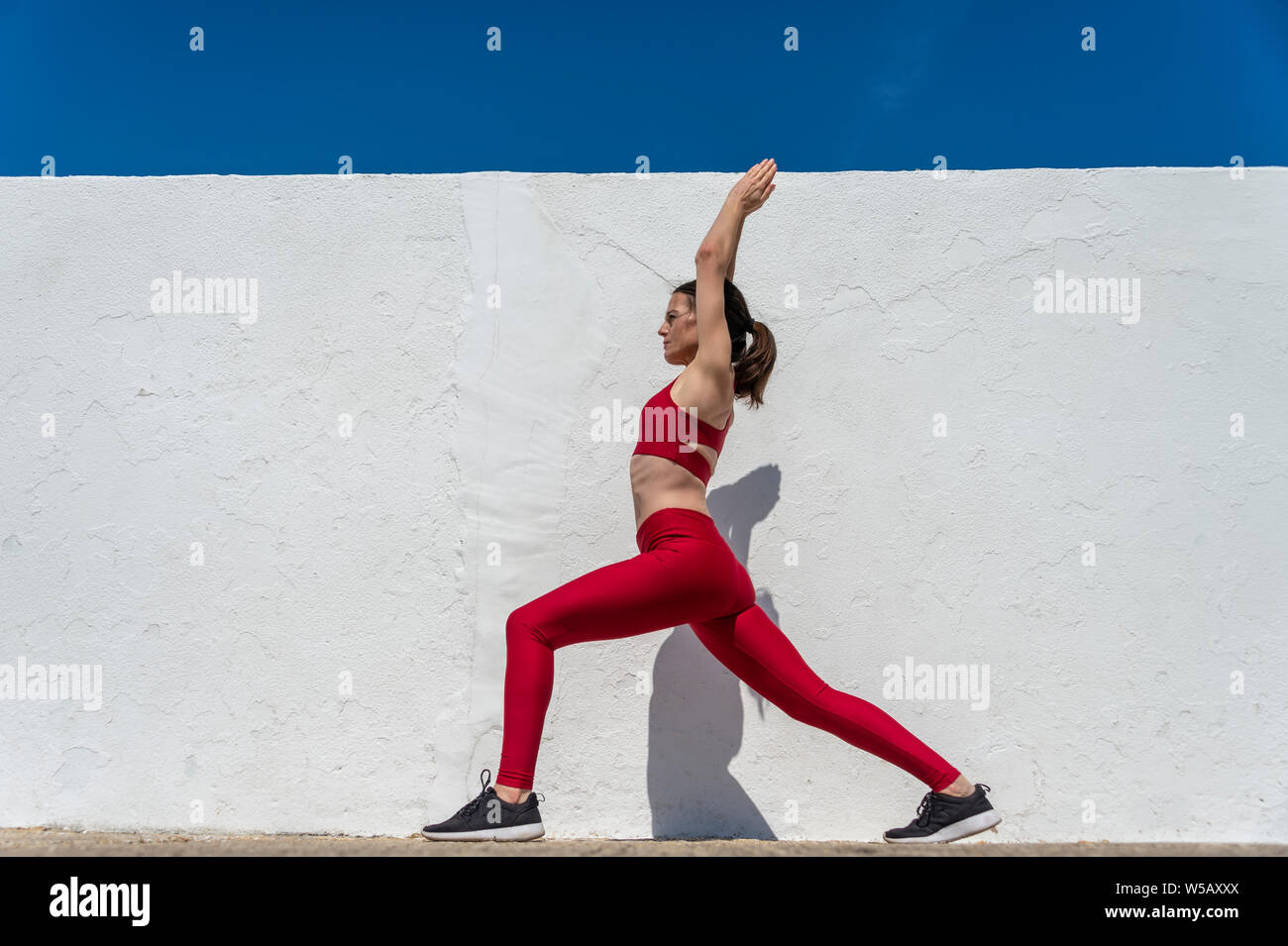 La donna a praticare yoga a braccia alzate di stretching. Foto Stock