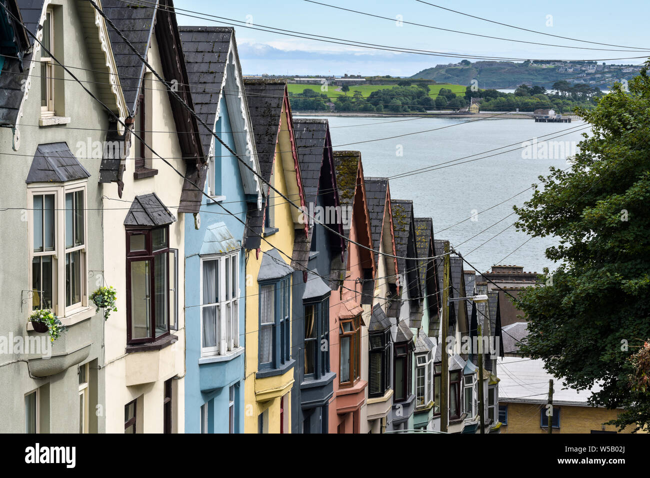 ''Deck di carte' case - di una strada con case colorate, Cobh, nella contea di Cork, Irlanda Foto Stock