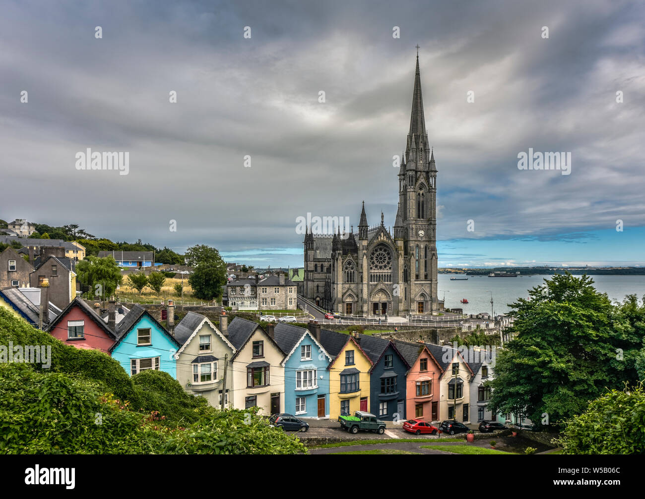 Mazzo di carte Case e San Colman cattedrale, Cobh, nella contea di Cork, Irlanda Foto Stock