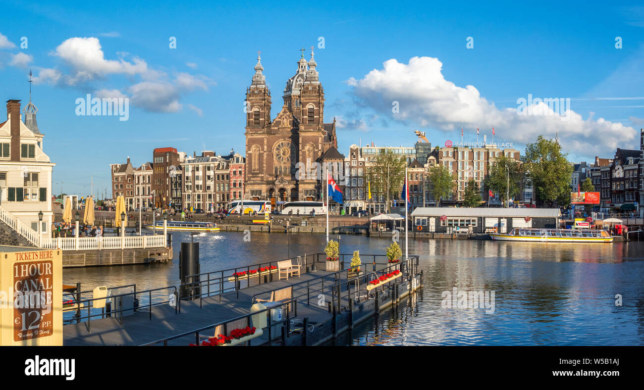 Vista dal molo al Centraal Station sulla città e Sint Nicolaaskerk, la chiesa di San Nicola, Amsterdam, Paesi Bassi, Europa Foto Stock