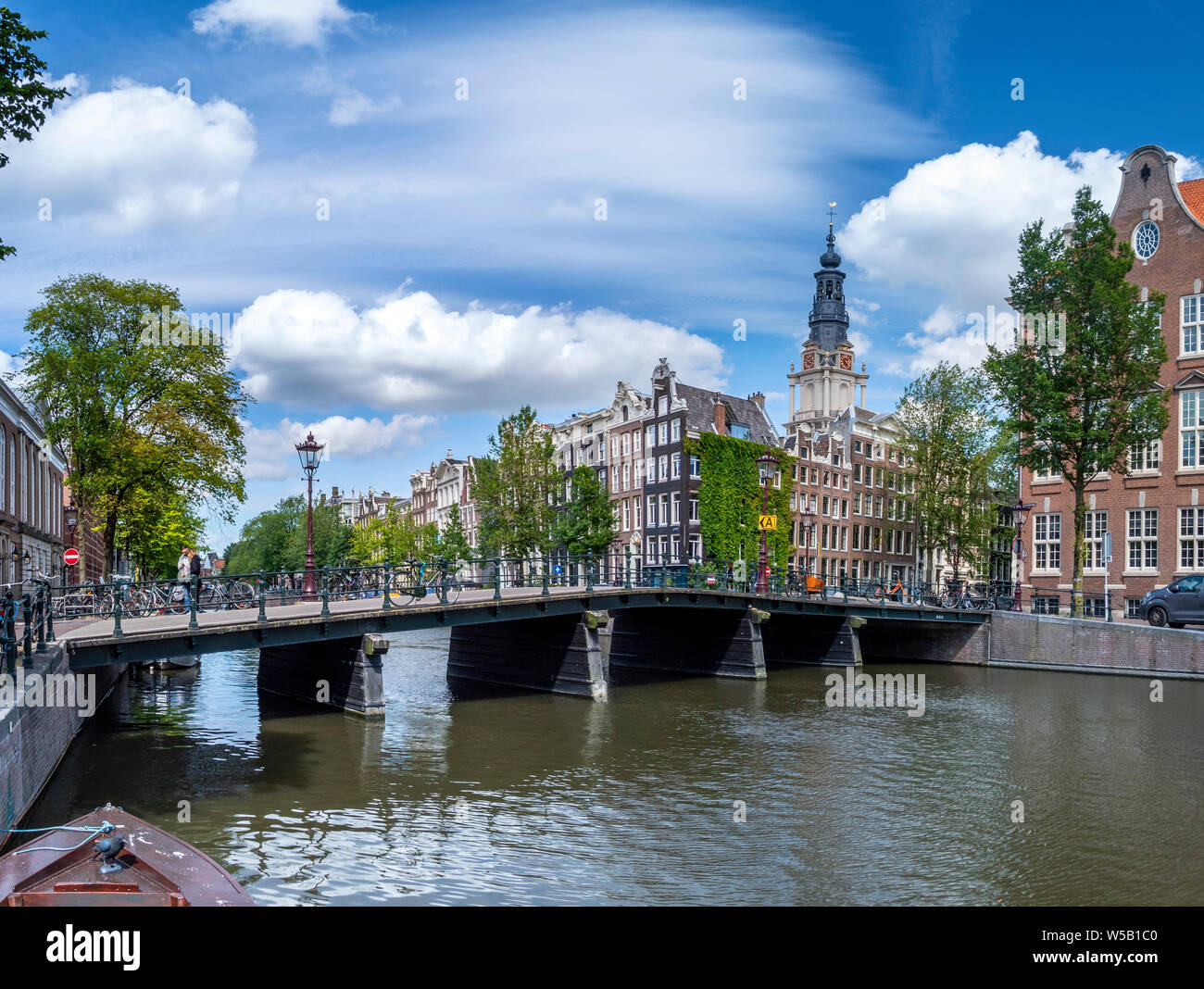 Canal con Chiesa Zuiderkerk, Amsterdam, Olanda Settentrionale, Paesi Bassi, Europa Foto Stock