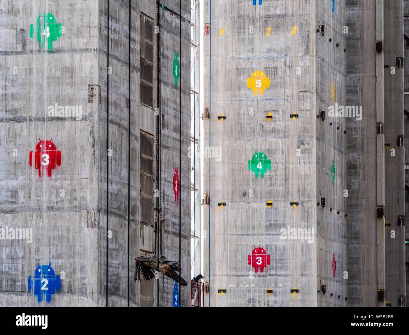 Nuovo Google HQ LONDON utilizza il logo Anrdroid per mostrare l'altezza. Blocco a torre in costruzione della Londra Kings Cross sviluppo, con Android piano marcatori di livello Foto Stock