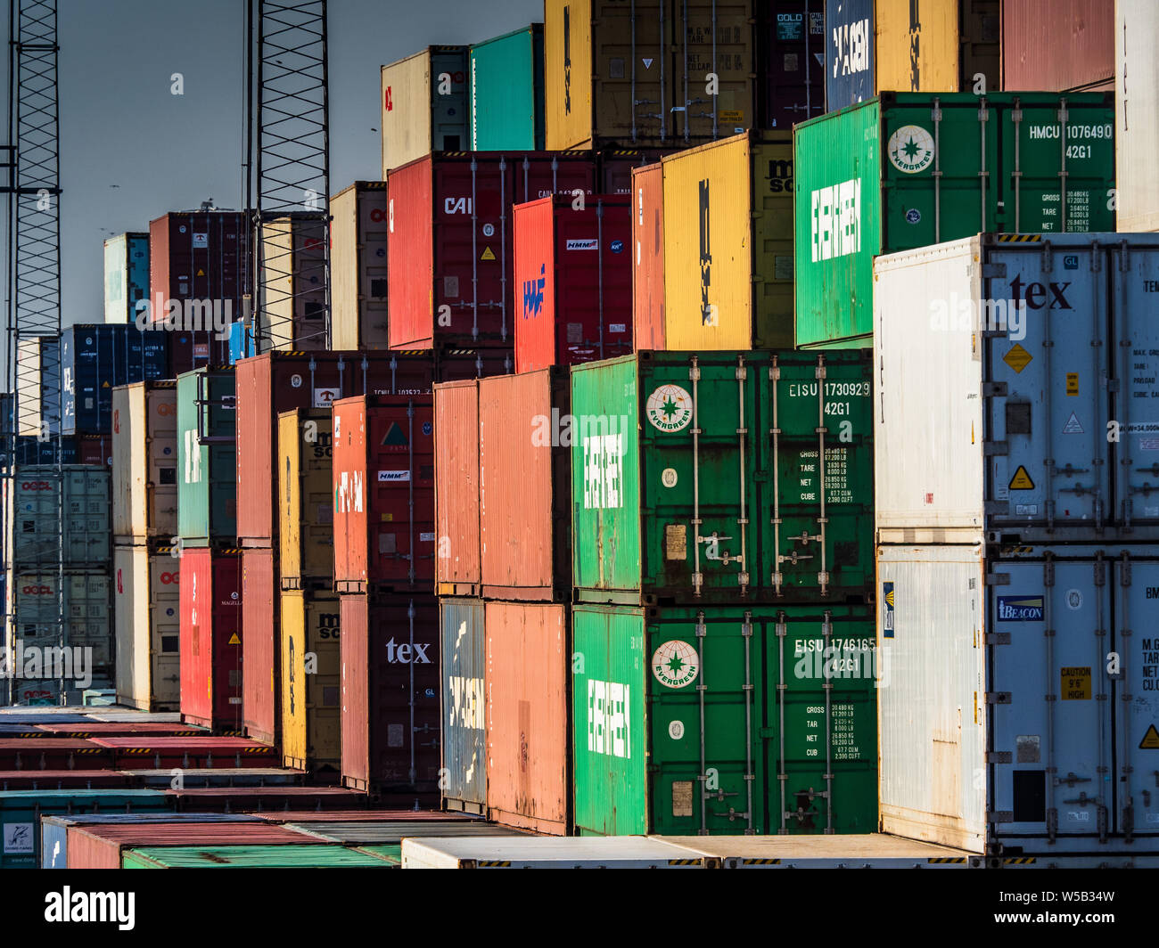 Contenitore del commercio - i contenitori di spedizione attendere il caricamento su treni presso il porto di Felixstowe, Regno Unito il più grande porto di contenitore Foto Stock