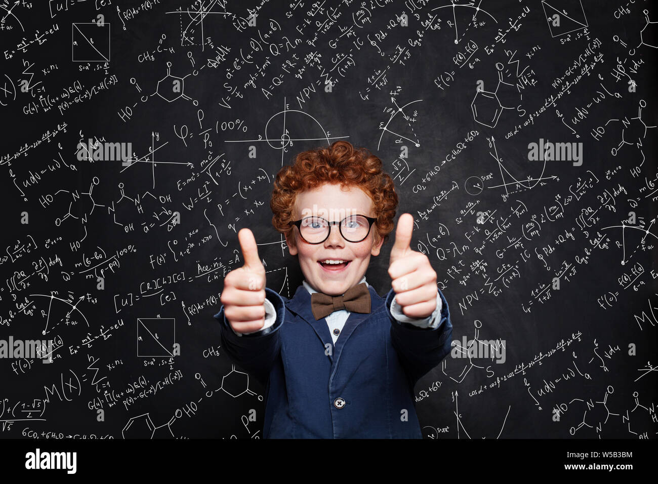 Bambino felice studente. Il giorno in cui ho passato la matematica Foto Stock