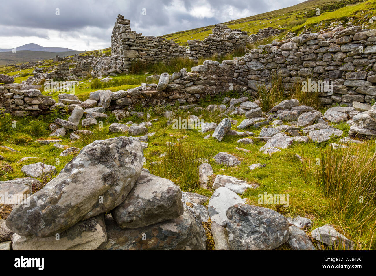 Le rovine del villaggio abbandonato a Slilevemore su Achill Island nella contea di Mayo in Irlanda Foto Stock