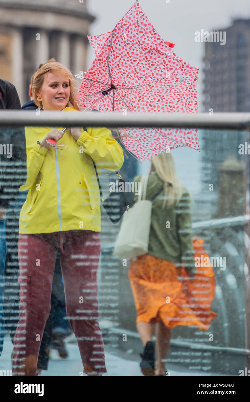 Londra, Regno Unito. 27 Luglio, 2019. Il caldo è al di sopra e in estate showess hanno sostituito sul Millennium Bridge. Credito: Guy Bell/Alamy Live News Foto Stock