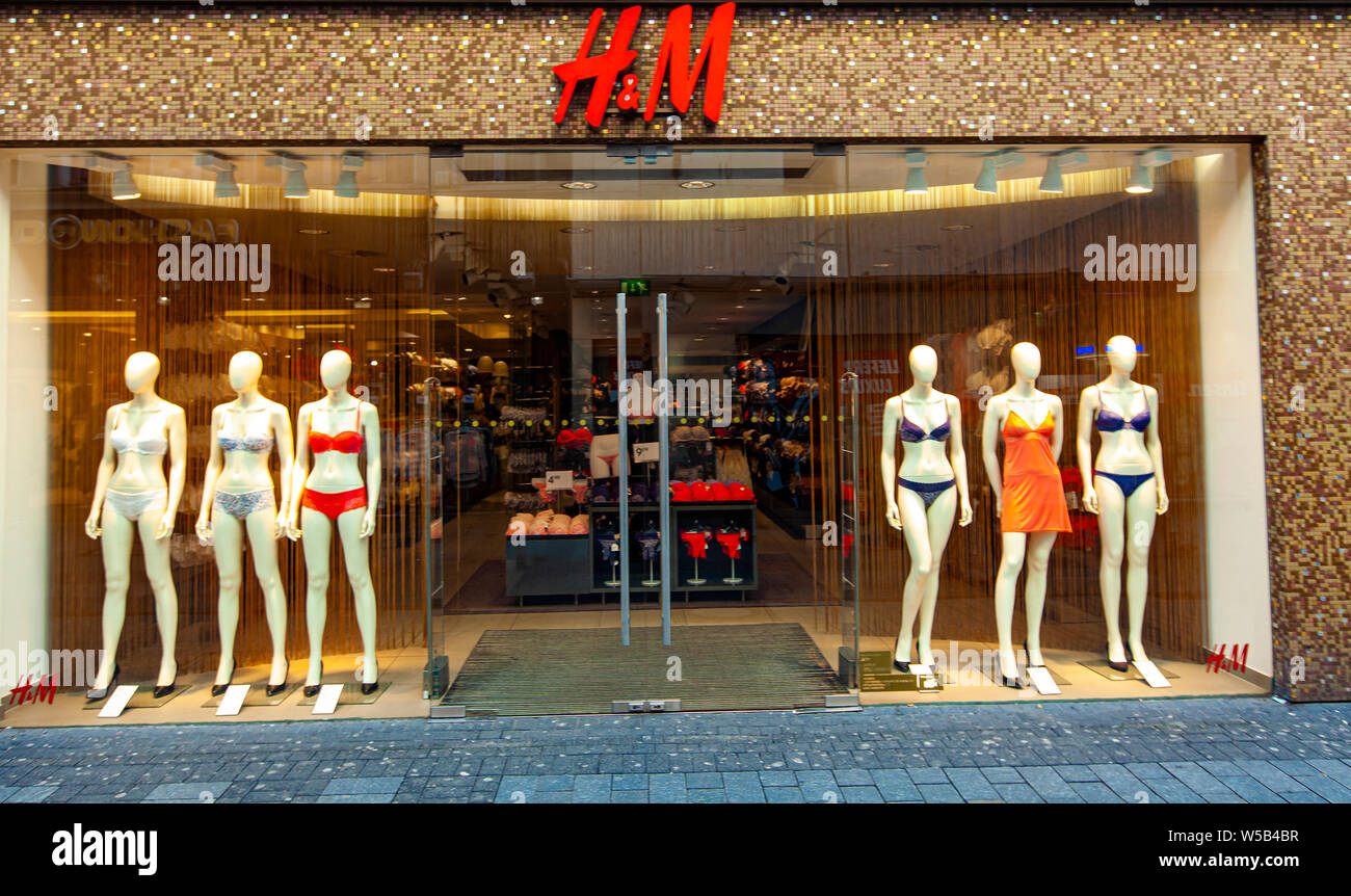 Colonia, Germania - 28 febbraio 2015:Dettaglio della H e m negozio a Colonia, in Germania. H e M è una multinazionale svedese di vendita al dettaglio di abbigliamento-Società trovata Foto Stock