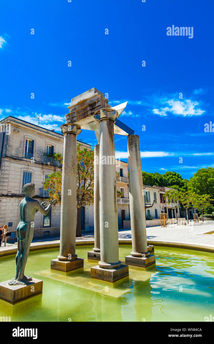 NIMES, Francia - 29 Aprile 2019: La Source de l'Etoile a Place d'Assas a Nimes, Francia, fatta da Martial Raysse a 1989 Foto Stock