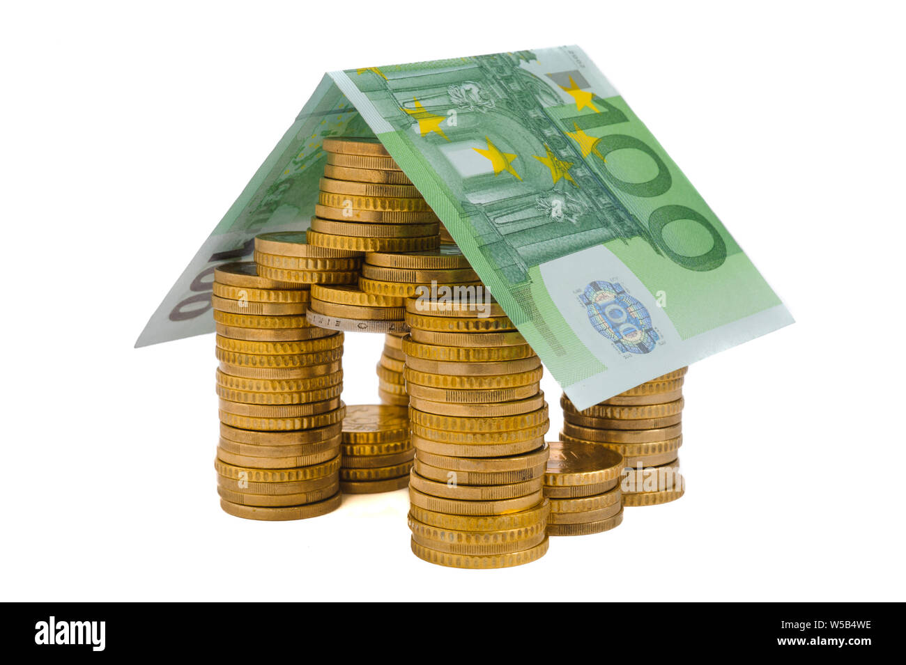 Casa modello costruito con banconote e monete metalliche in euro Foto Stock