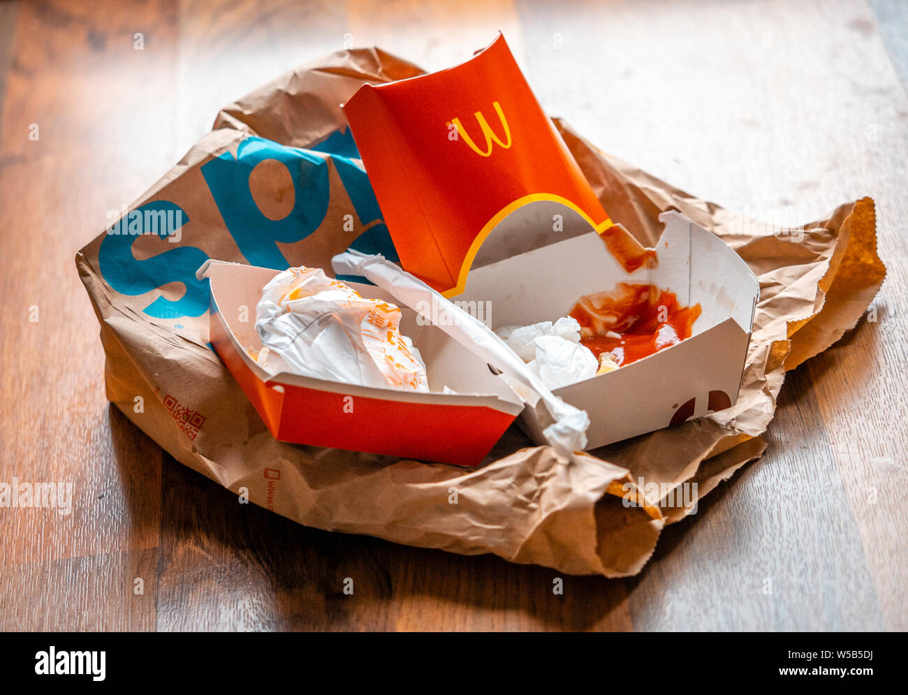 Close up scartato McDonald's Take Away Food Packaging, McDonald's è un ristorante fast food chain fondata nel 1940. Foto Stock
