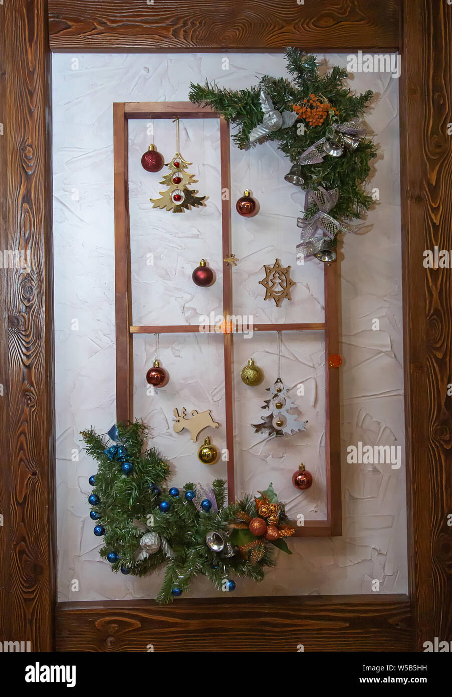 Foto di sfondo telaio in legno decorato con il nuovo anno e elementi di Natale e rami di abete. Foto Stock