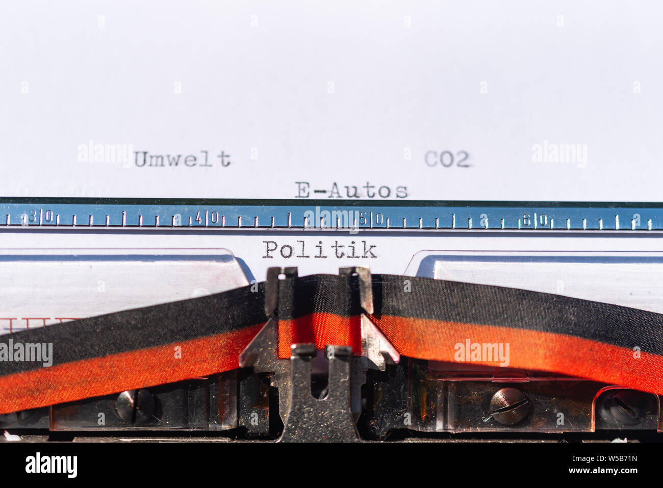 Nastri inchiostratori per macchine da scrivere con una foglia e le parole Umwelt, CO2, E-Autos und Politik (ambiente, CO2, E-auto e politica) Foto Stock