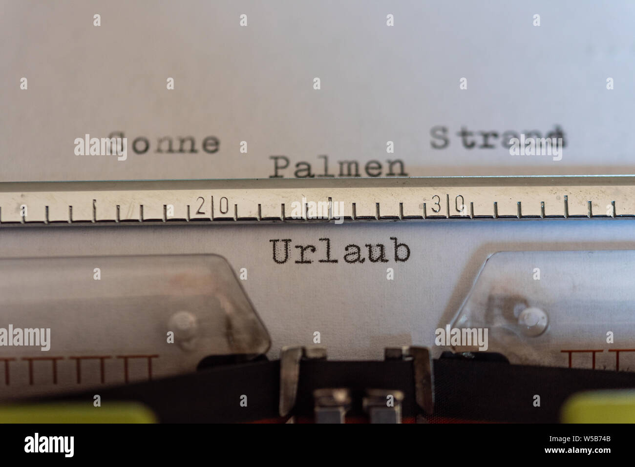 Nastri inchiostratori per macchine da scrivere con una foglia e le parole Sonne, Strand, Offenburg und Urlaub (sole, spiaggia, palme e vacanze) Foto Stock
