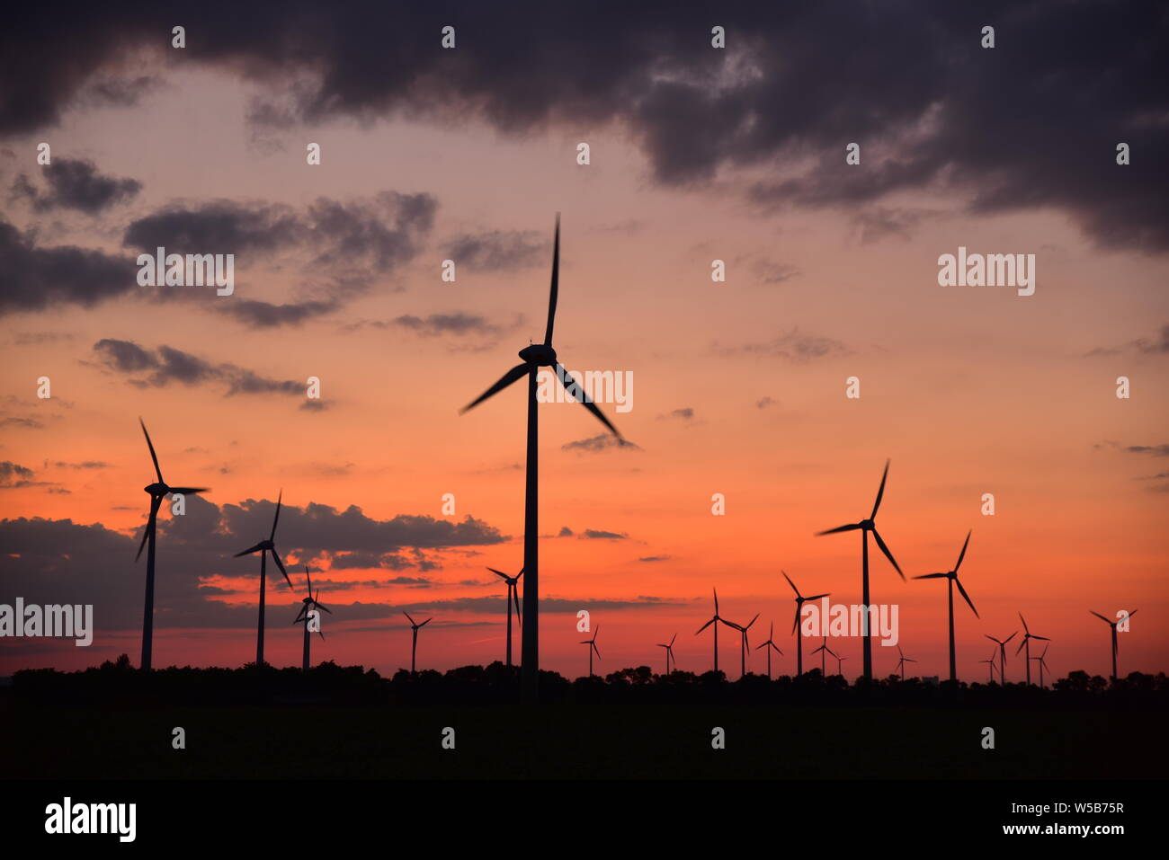 Le turbine eoliche verdi per la generazione di energia al tramonto nel Burgenland, Austria. Foto Stock