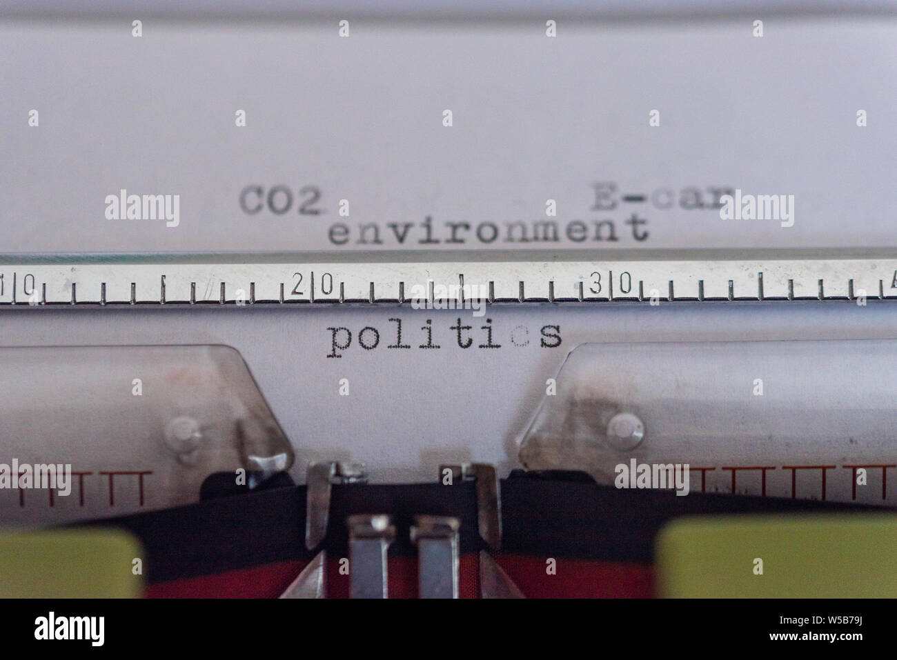 Nastri inchiostratori per macchine da scrivere con una foglia e parole ambiente, CO2, E-cars e politica Foto Stock