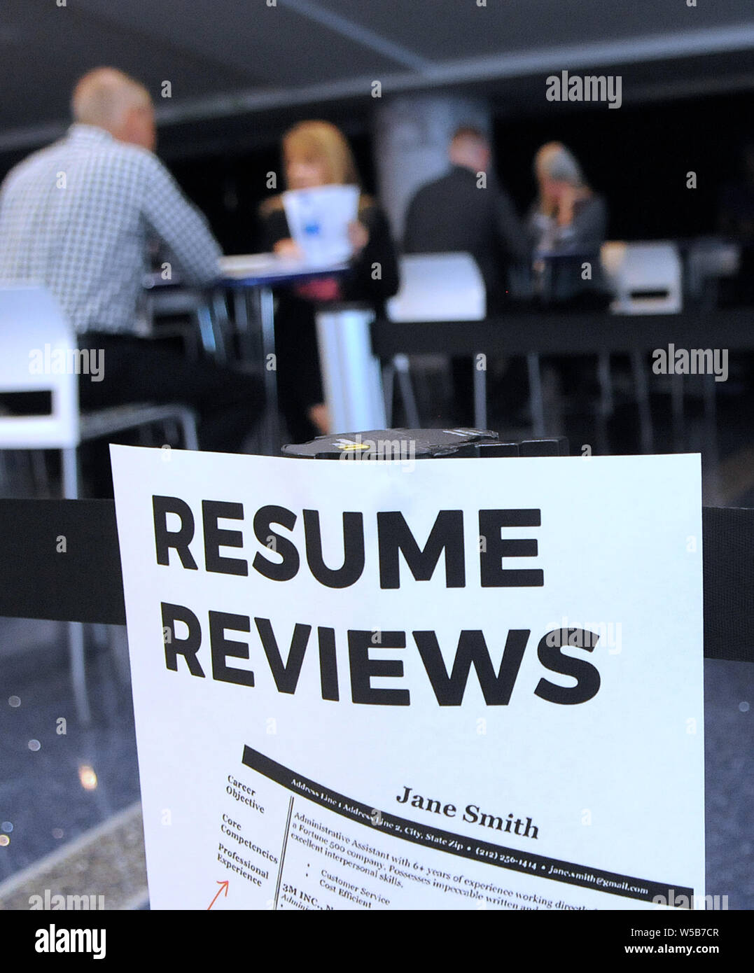 Orlando, Florida, Stati Uniti d'America. 26 Luglio, 2019. Le persone hanno il loro curriculum riesaminato al OrlandoJobs.com Job Fair al Amway Center sulla luglio 26, 2016 in OrIando, Florida. Credito: Paul Hennessy/Alamy Live News Foto Stock