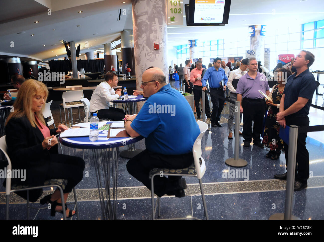 Orlando, Stati Uniti. 26 Luglio, 2019. Luglio 26, 2019 - Orlando, Florida, Stati Uniti - Le persone hanno il loro curriculum riesaminato al OrlandoJobs.com Job Fair al Amway Center sulla luglio 26, 2016 in OrIando, Florida. Credito: Paul Hennessy/Alamy Live News Foto Stock