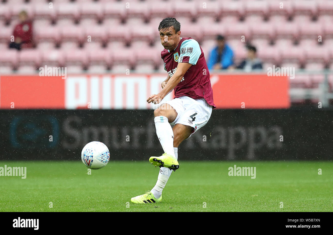 Burnley Jack del sughero in azione contro il Wigan Athletic, durante la pre-stagione amichevole al DW Stadium, Wigan. Foto Stock