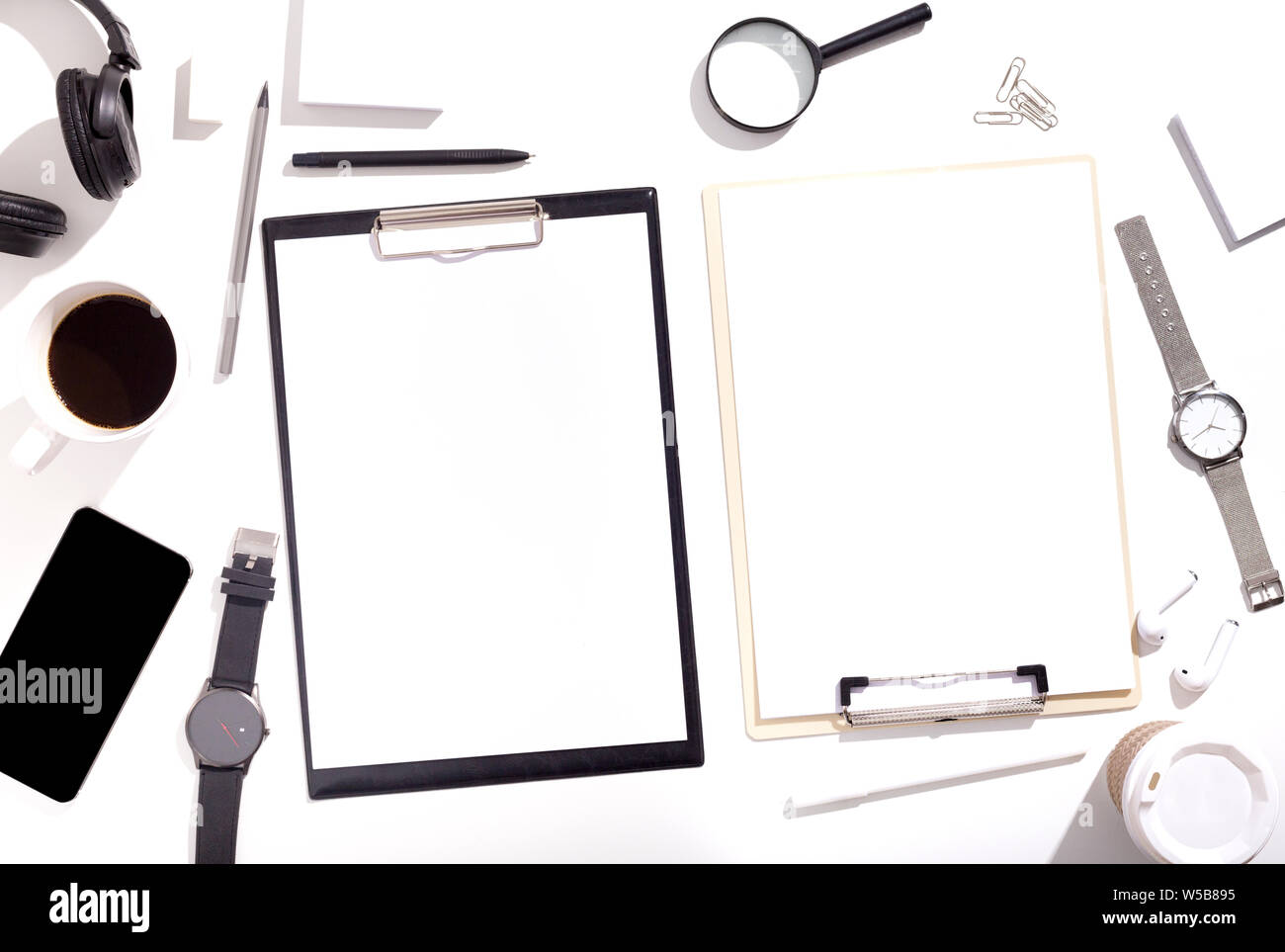 Bianco e nero cartelline con chiara di fogli di carta Foto Stock
