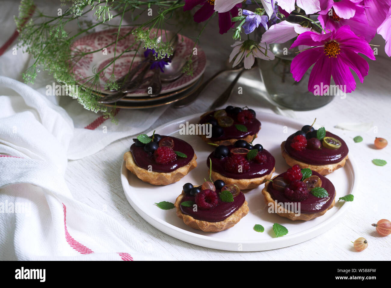 Torta con fiori di pasta di zucchero, su sfondo chiaro Foto stock - Alamy